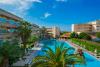Vue aérienne de la piscine de l’hôtel Sun Beach à Rhodes-Iallysos en Grèce