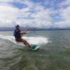 Kitesurfer débutant sur l'eau qui ride