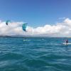Kitesurfer sur le spot vu depuis la mer