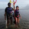 deux élèves en kitesurf qui reviennent de leur session