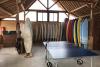 Planches de surf et ping pong West Point Club à Dakhla au Maroc