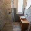 salle de bain dans le batiment rénové de la Villa Vajarassa à Lo Stagnone