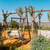 balançoires et cactus joliment disposés dans le jardin de Lagon Energy