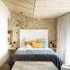 Suite de luxe en bois et en pierre à l'hôtel 19-21 avec lit deux places