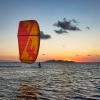 navigation en kite sur le lagon de Lo Stagnone au coucher du soleil avec le centre KBC Sicily