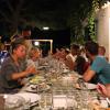 convivialité lors d un dîner dans la cour de la Villa Vajarassa à Lo Stagnone