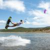 Kitesurfeuse en action en train de sauter sur le spot de Urla en Turquie avec une voile duotone