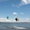 Kitesurfeur en pleine action en train de sauter sur le spot flat de Urla en Turquie avec des kiteurs derrière