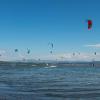 Spot de kitesurf à Urla en Turquie avec des kiteurs, un ciel bleu et une eau flat