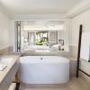 Salle de Bain d'une chambre au Lux Hotel le Morne