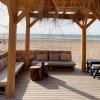 Centre de kite et espace chill-out sur la plage à la Tour d'Eole ecolodge en bois avec une vue sur le spot flat et des fauteuils dans l'espace chill