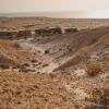 Vue panoramique de l'hôtel ecolodge Tour d'Eole à Dakhla en bois en plein milieu du desert et des colines de sable avec une vue directe sur l'océan