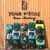 Boards de kite Duotone au centre de la Tour d'Eole à Dakhla avec différentes tailles devant le centre en bois