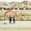 Cours de kite à la Tour d'Eole à Dakhla devant les bungalows de l'hôtel ecolodge, sur le sable et une voile dans les airs