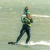 Cours de kitesurf sur le spot de Dakhla Lassarga avec une cliente qui fait le waterstart et qui possède un matériel Duotone