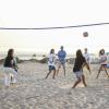 Beach Volley sur la plage au bord de la lagune de Lassarga à Ocean Vagabond avec un coucher de soleil et des enfants qui s'amusent et rigolent 