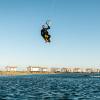 Kitesurfeur en strapless qui saute sur le spot flat de Dakhla Lassarga devant les bungalows du Océan Vagabond Lassarga et sur une eau claire
