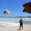 Kitesurfeur entrain de sauter sur le spot flat de Madagascar devant un moniteur 