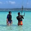 Cours de kite dans l'eau turquoise à Madagascar avec une élève et son moniteur