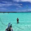 Deux kiteurs en action sur l'eau turquoise du spot flat de Madagascar avec un photographe dans l'eau