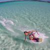 Kitesurfeuse en action sur le lagon avec une eau flat, turquoise et transparente du spot de Madagascar