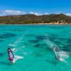 Deux windsurfeurs entrain de naviguer sur le lagon de Madagascar avec une eau turquoise et transparente 