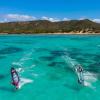 Deux windsurfeurs entrain de naviguer sur le lagon de Madagascar avec une eau turquoise et transparente