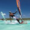 Windsurfeurs en train de naviguer sur le spot flat avec une eau turquoise
