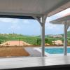 Vue dégagée sur l'horizon et le vauclin depuis la terrasse de la villa sealake Martinique 