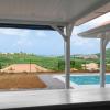 Vue dégagée sur l'horizon et le vauclin depuis la terrasse de la villa sealake Martinique