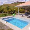 Vue extérieure de la piscine et transats villa sealake le vauclin