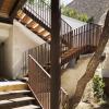 Patio de l'hôtel 19-21 en bois avec escaliers et accès à la piscine et au sauna 