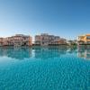 Immense piscine bleue de l'hôtel Horizon Beach Resort avec vue sur les appartements et un ciel bleu