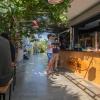 Restaurant de l'hotel Urla Surf House avec le comptoir jaune en bois abrité par des plantes