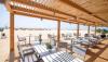 Terrasse payotte de l'hôtel Oasis Atlatico Belorizonte sur lîle d Sal, sur le spot de Santa Maria au Cap Vert
