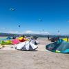 Spot de kitesurf à Urla en Turquie avec des voiles posées sur la plage et des kiteurs dans l'eau