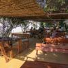 Tables en bois au sein de l'hotel Urla Surf House et couvert par du bambous et de la végétation
