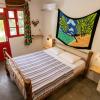 Chambre pour deux personnes avec lit double et une décoration du Venezuela en bois et blanc 