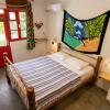 Chambre pour deux personnes avec lit double et une décoration du Venezuela en bois et blanc