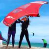 Cours de wingfoil avec une monitrice et son élève qui tient la voile sur la plage devant le spot flat de Urla en Turquie