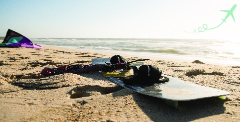 Planche de kitesurf en bord de plage