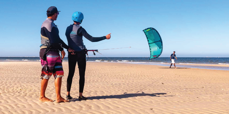 Cours débutant de kitesurf sur la plage 