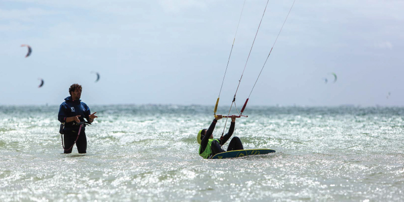 Cours de kitesurf niveau débutant à l'eau 