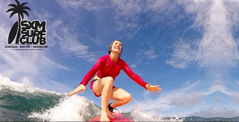 Notre conseillere voyage Sandrine surf pendant son sejour a Saint Martin aux Antilles