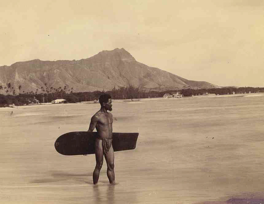 Surfeur hawaïen 1898 presque nu plage