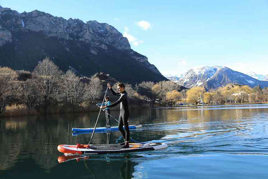 Balade en paddle gonflable sur lac de montagne