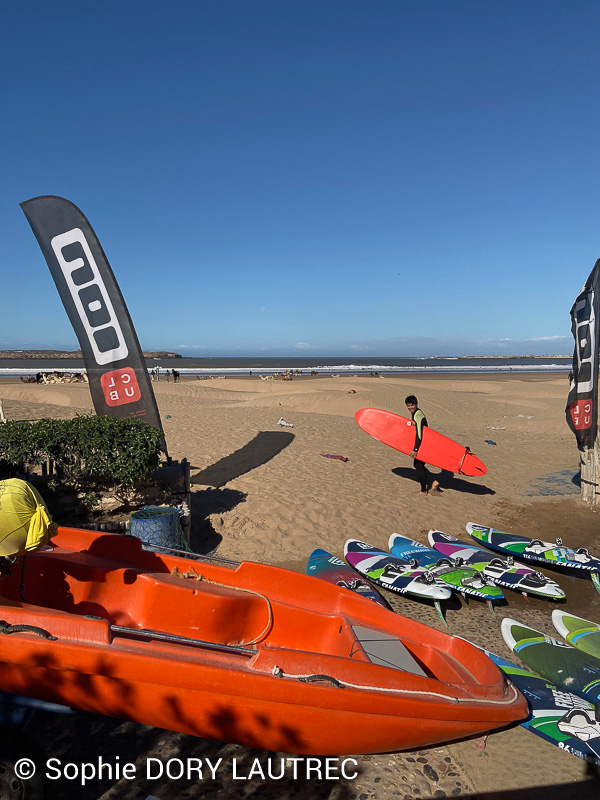 Materiel ION CLUB et mise a eau le spot de kitesurf Essaouira au Maroc