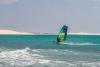 Windsurfeur en navigation sur le spot de Jericoacoara au Brésil