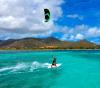 Navigation en kitesurf d'un jeune à Saint-Martin