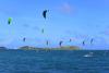 Plusieurs kitesurfeurs en navigation sur le spot de Saint martin aux Antilles